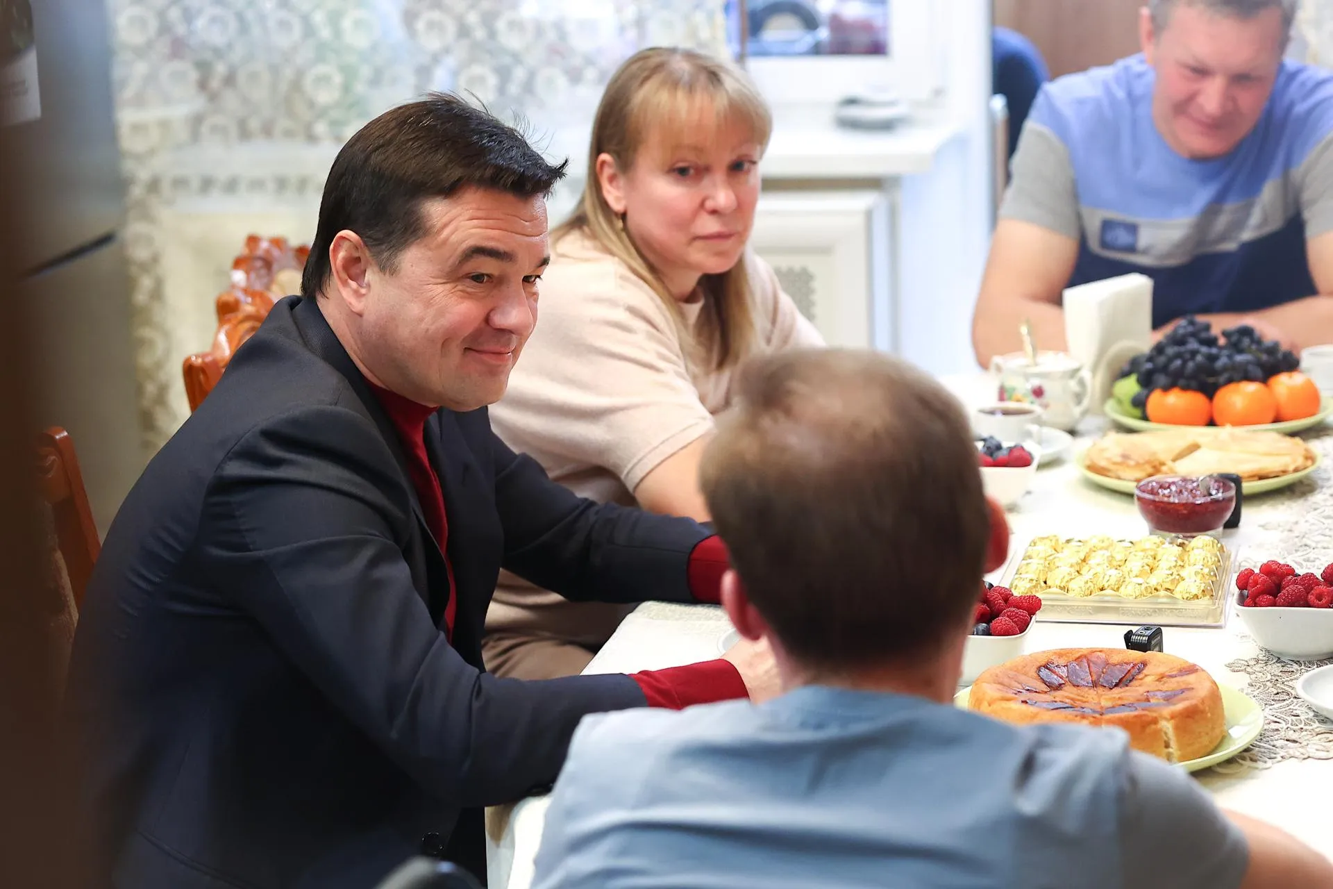 Семья губернатора воробьева. Губернатор воробьев с женой. Воробьев губернатор семья. Жена андрея воробьева губернатора. Семья воробьева губернатора московской.