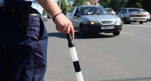 Суд в Сестрорецке оштрафовал лжеполицейского в форме сотрудника ДПС и кроксах