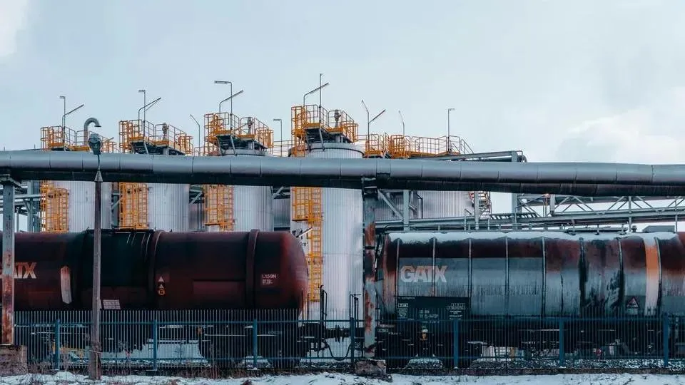 После серии взрывов в Энгельсе загорелась нефтебаза