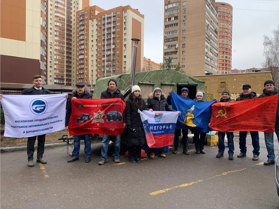 Сослуживцы Валерия Сайгакова и реутовчане.&nbsp;Фото: личный архив Валерия Сайгакова