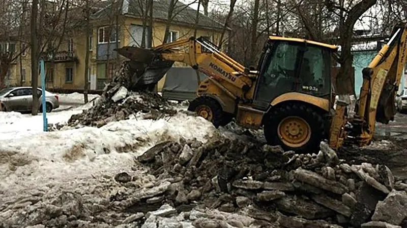 Горы из снега и асфальта выросли в центре Королева