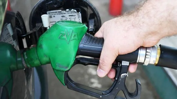 Автомобильный эксперт рассказал, как сэкономить на бензине