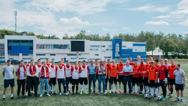 Вячеслав Фетисов и Алексей Спасский встретились с футболистами местного клуба «Металлург-Видное»