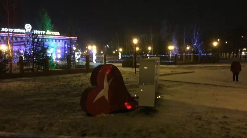 Ветер разбил сердце и повалил новогодний декор в Чехове