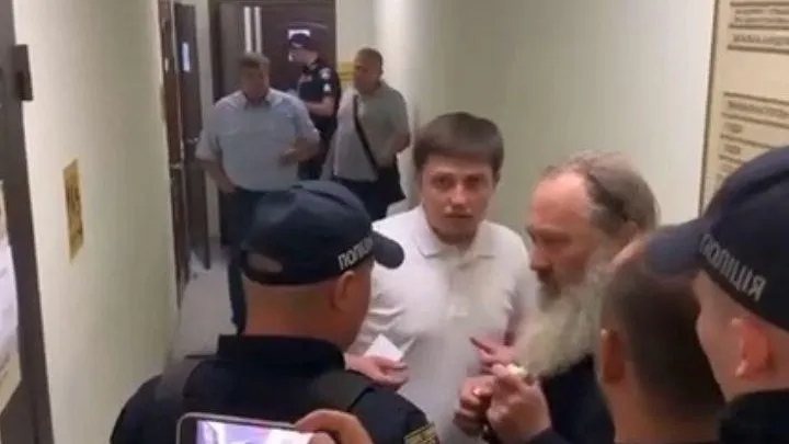 «Меня судят за церковь и веру»: наместник Лавры митрополит Павел успел сказать несколько слов перед отправкой в СИЗО