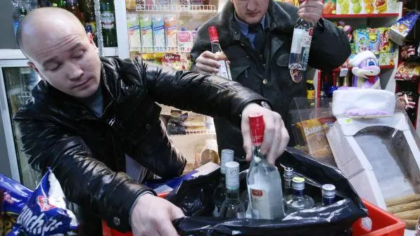Три тысячи бутылок алкоголя изъяли у нерадивого продавца в Волоколамске