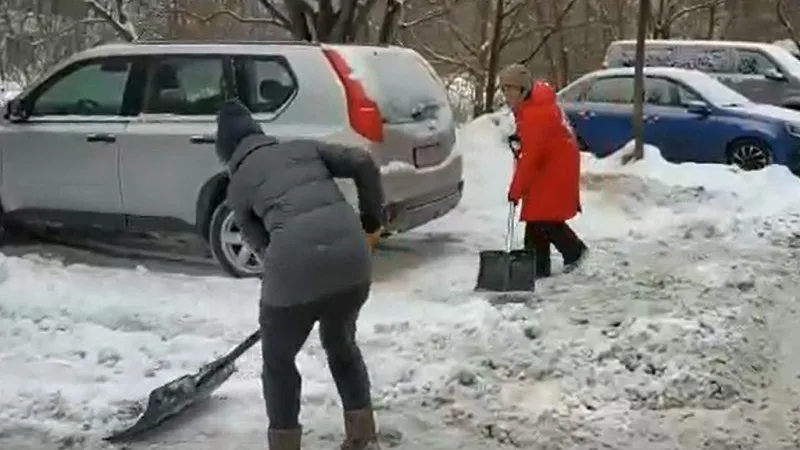 Жители Лесного Городка вышли на помощь коммунальщикам и расчистили парковки