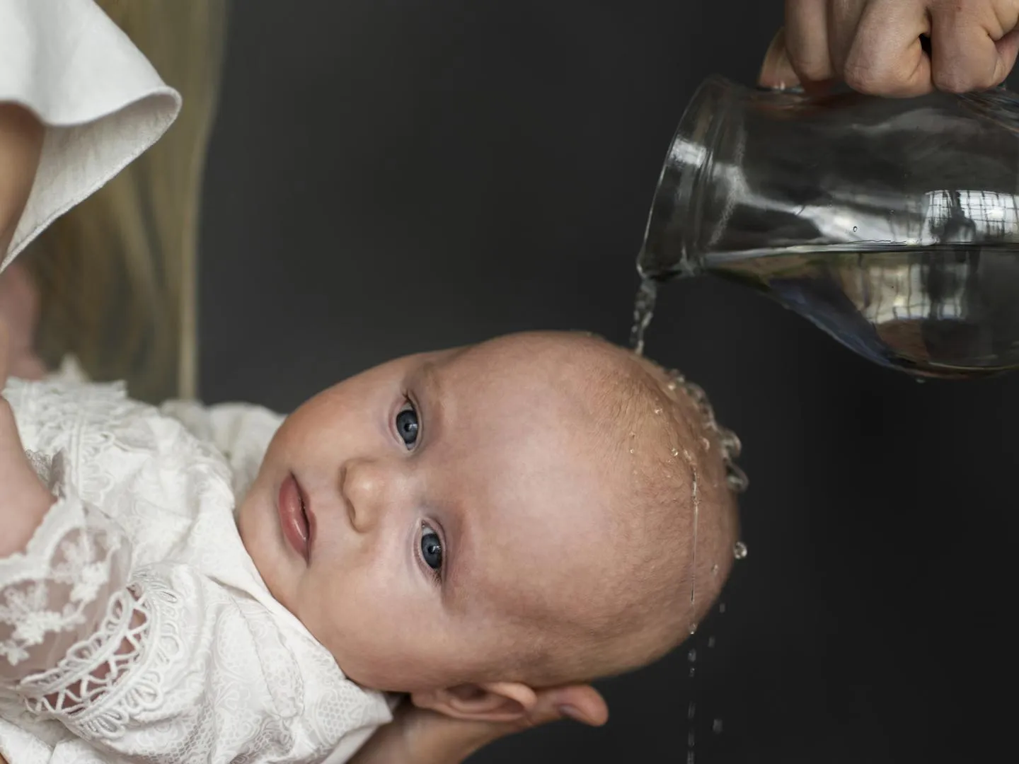 «Необходимо относиться с почтением»: священник объяснил, можно ли снимать на камеру крещение ребенка