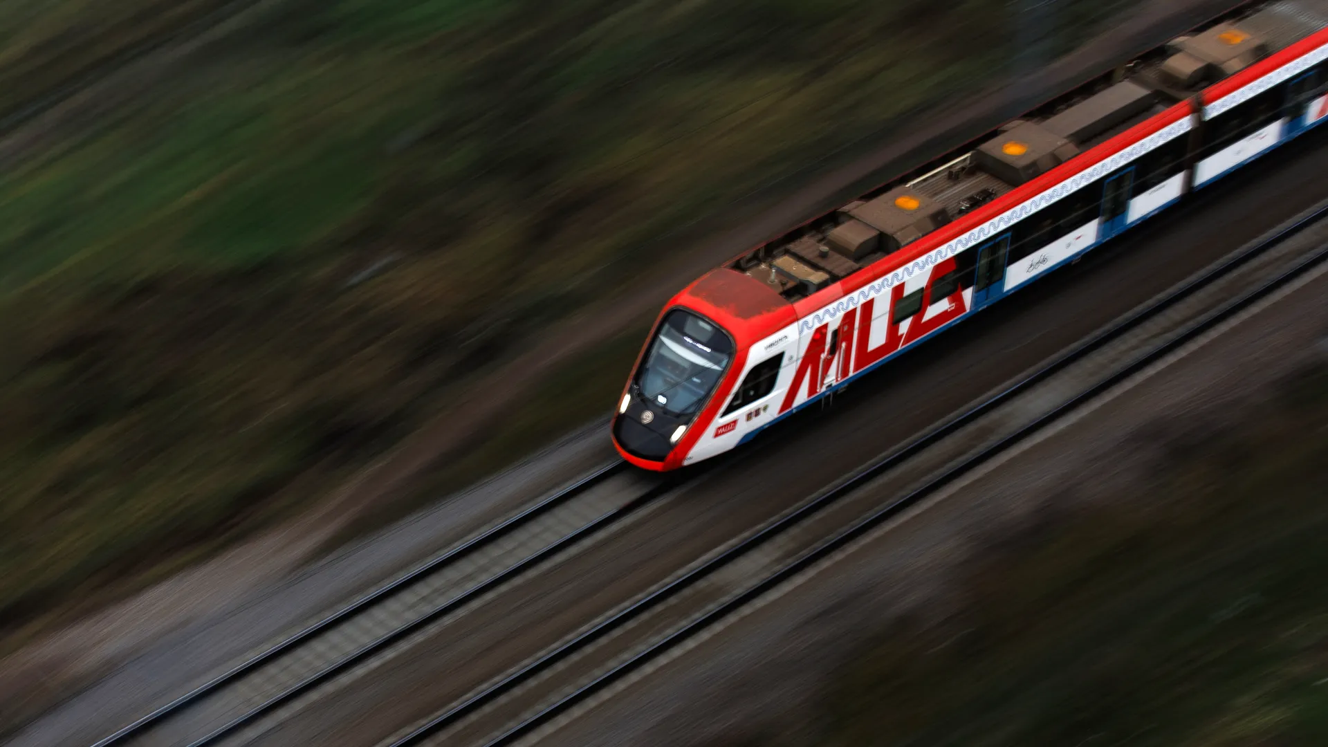 Электричка МЦД едет по рельсам в Московской области