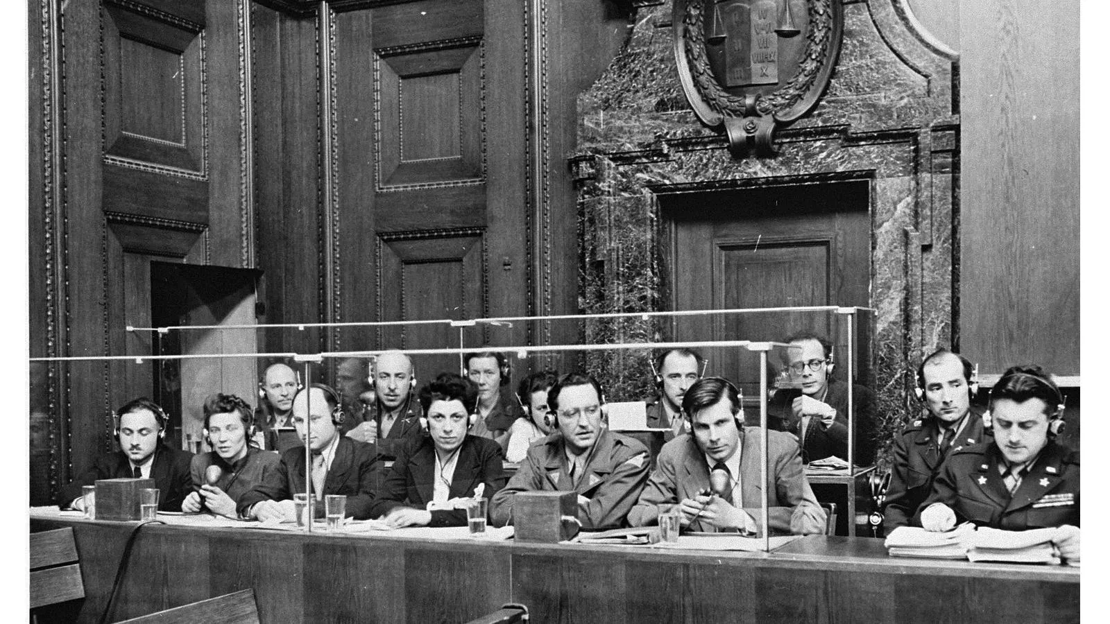 Переводчики в зале суда