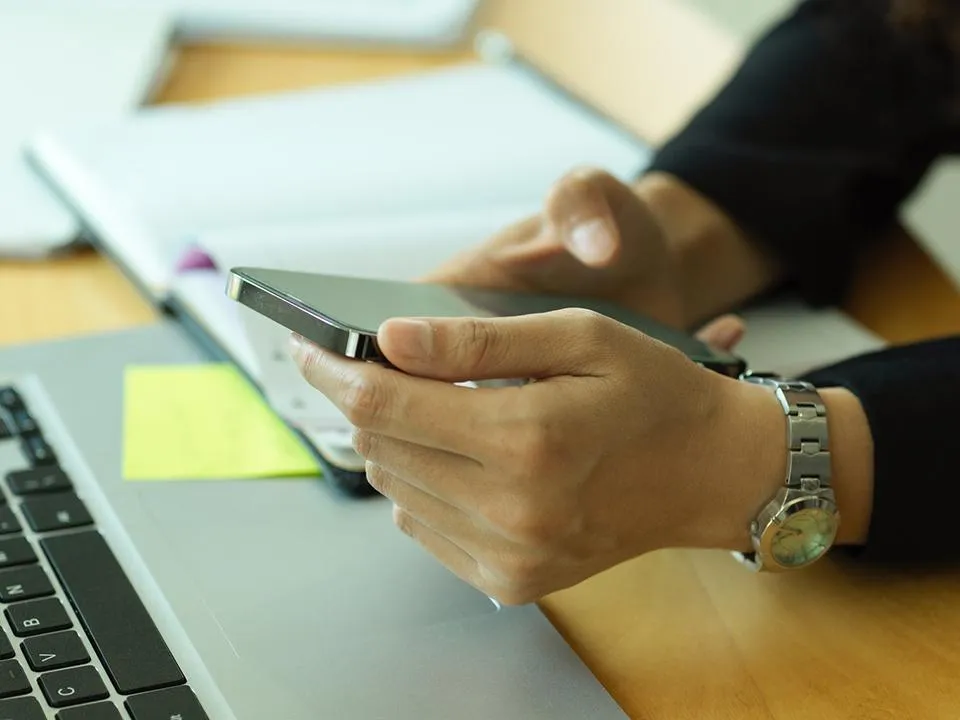 Поддельные рабочие чаты и боты-«коллеги»: как не отдать мошенникам коды доступа