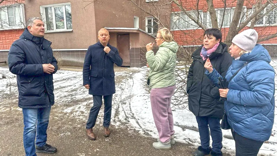 Замглавы Иван Бурнакин (слева) на встрече с жителями. Фото: пресс-служба администрации г. о. Лосино-Петровский
