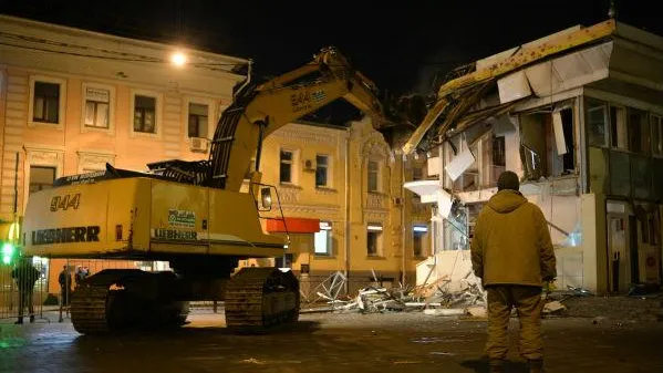 Незаконные торговые павильоны начали сносить в Москве ночью
