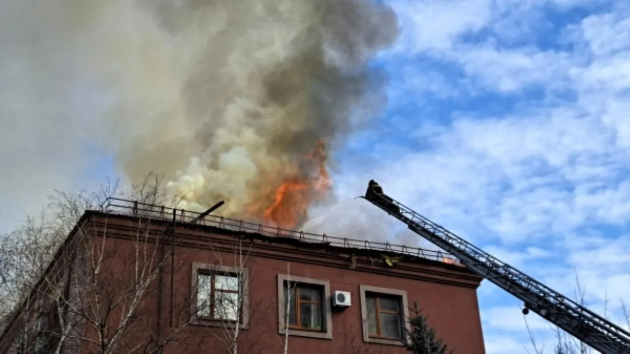 Сильный пожар охватил многоэтажный дом в Тюмени