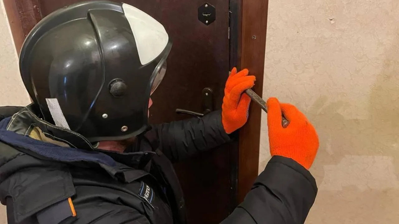 Спасатели в Подмосковье дважды за сутки вскрывали двери квартир, помогая матерям попасть к детям