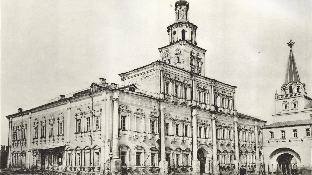 сommons.wikimedia. Первое здание Московского университета «Аптекарский дом»