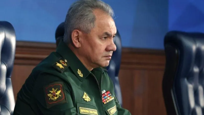 РФ придется отодвигать угрозу дальше от границ в зависимости от выданного Украине оружия - Шойгу