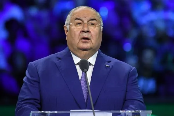 Алишер Усманов выступает на торжественной церемонии открытия чемпионата мира по фехтованию в Будапеште, 2019 год