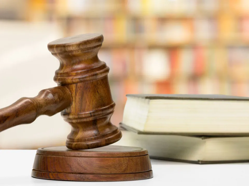 «Такого я еще не видел»: известный адвокат указал на нарушения суда, из-за которых человек сел на 10 лет