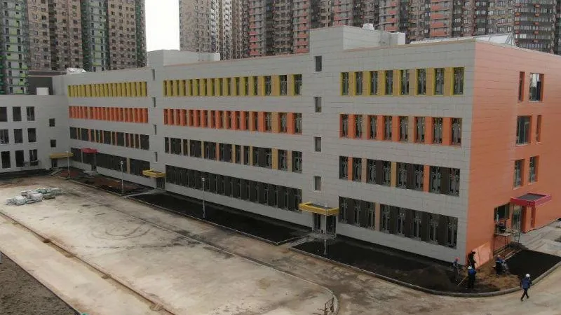 Самая большая в Подмосковье. Губернатор проверил ход строительства школы в Одинцове