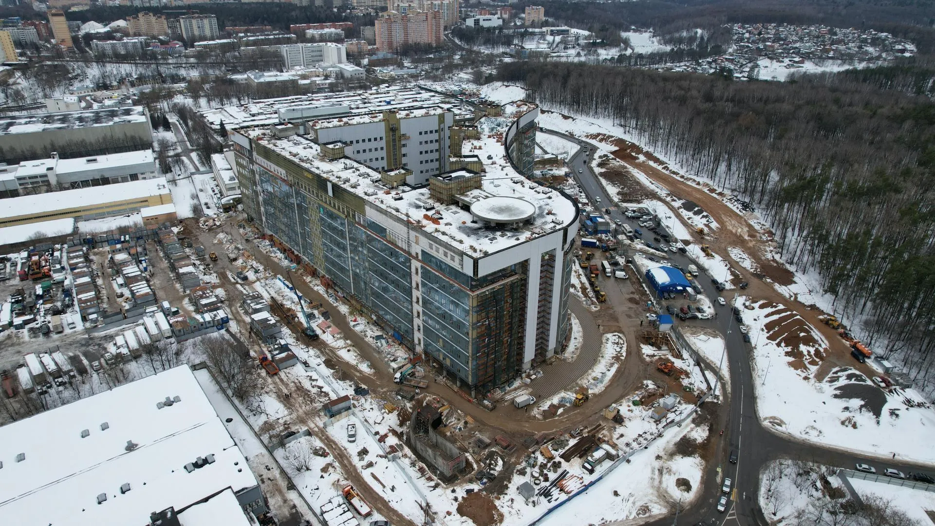 Более 1400 рабочих продолжают осуществлять строительство детской больницы в Красногорске