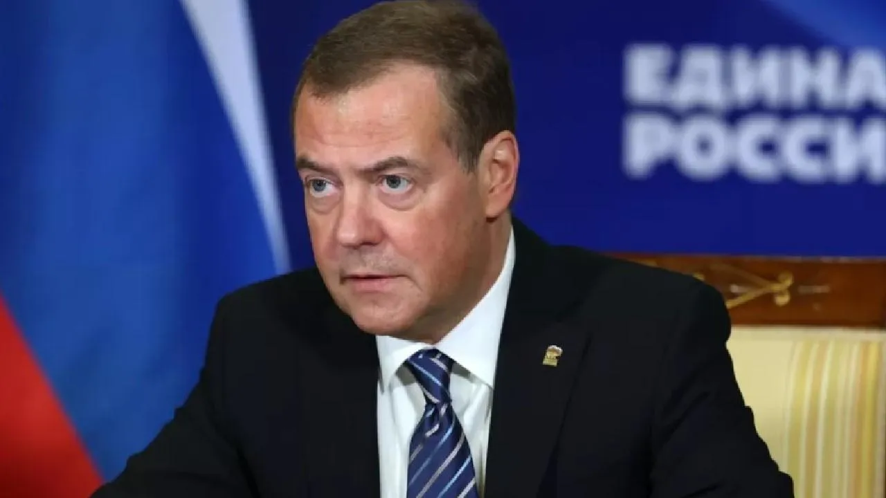 Медведев заявил, что Россия сама обеспечивает себя оружием