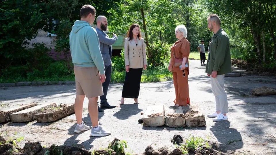 Ход работ по модернизации придомовой территории на Нахимова, дом №35 проверила заместитель главы городского округа Фрязино Наталья Силаева. Фото: пресс-служба администрации г.о. Фрязино