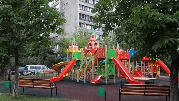 Парочка выкрала новую скамейку с детской площадки в Химках