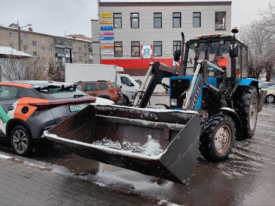Коммунальщики задействовали целый арсенал техники. Фото: Елена Катасонова