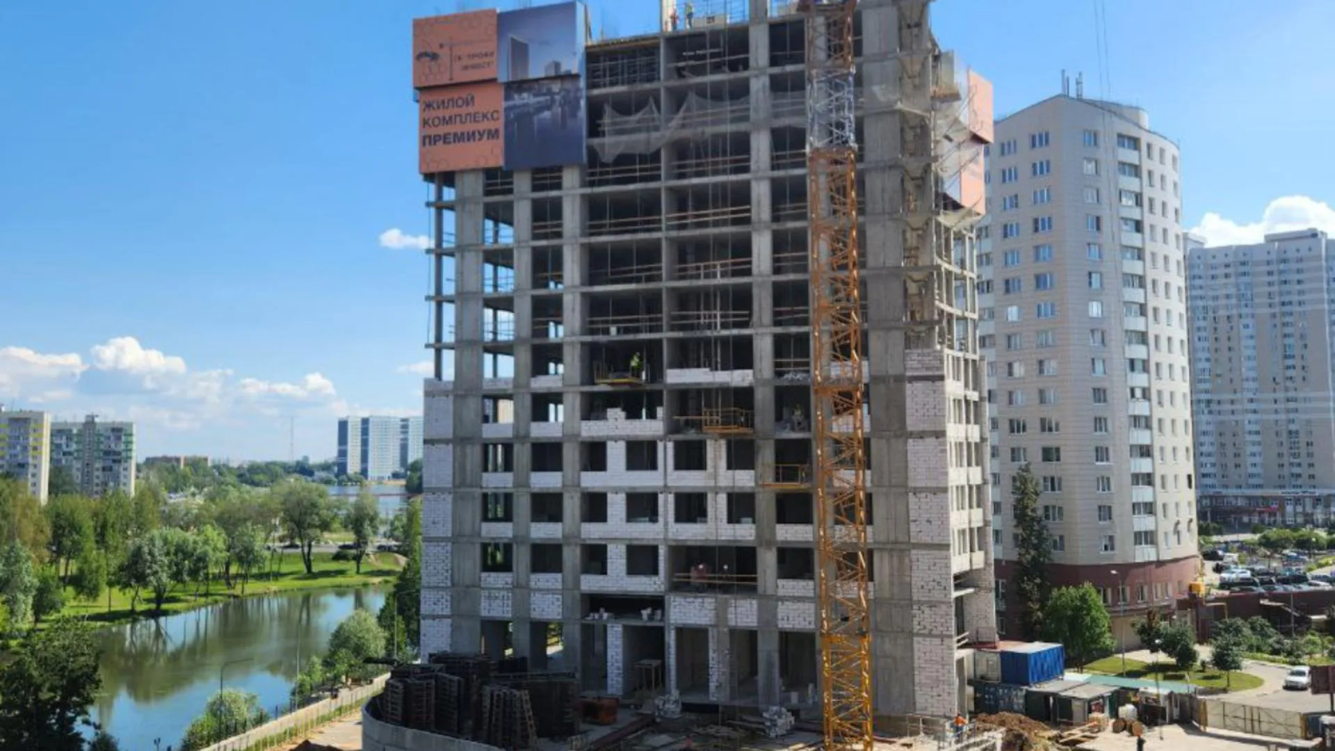 Строительство двух жилых домов продолжается в Городском округе Пушкинский