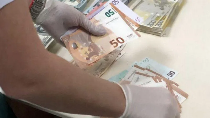 Два с половиной миллиона рублей в валюте везла без декларации пассажирка в Домодедово