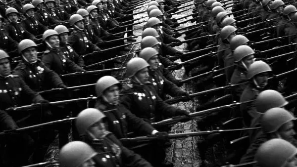 Парад Победы на Красной площади в Москве 24 июня 1945 года .Участники парада несут к подножию Мавзолея В. И. Ленина немецкие штандарты