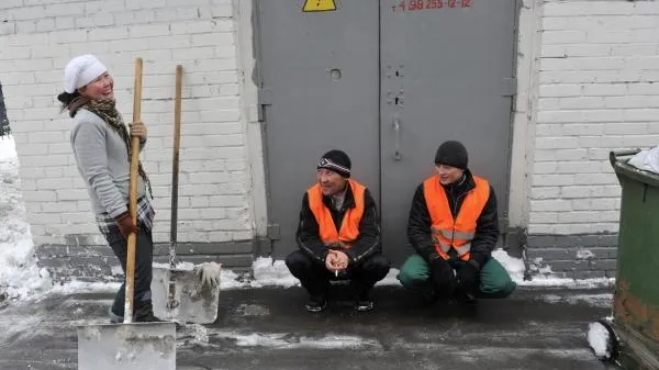 Кемеровчанина будут судить за оформление фиктивной прописки двух таджиков