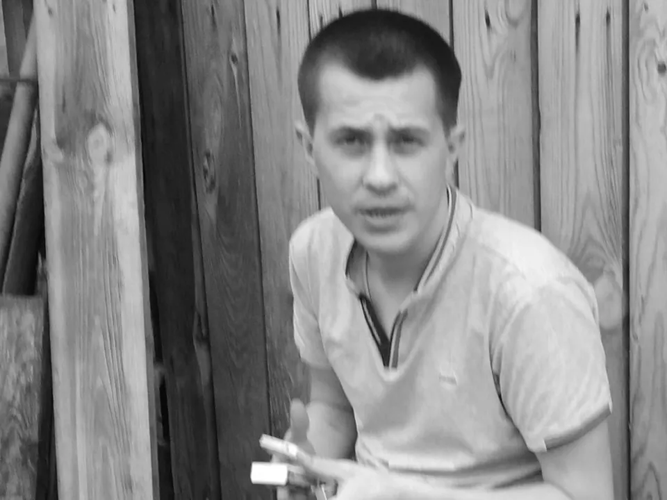 «Мать, не плачь»: женщина, потерявшая на передовой сына, бросилась обнимать прохожего на улице