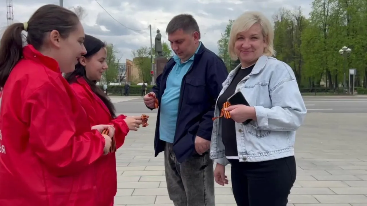 «Волонтеры Подмосковья» раздали георгиевские ленты посетителям Сквера поколений в Подольске