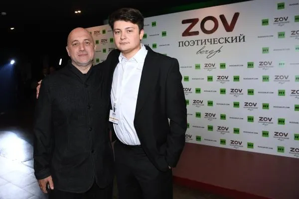 Писатель, сопредседатель партии «Справедливая Россия — За правду» Захар Прилепин (слева) и скрипач Петр Лундстрем перед началом поэтического вечера ZOV