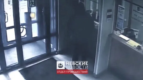 В Петербурге вооруженный мужчина ограбил центр приема платежей