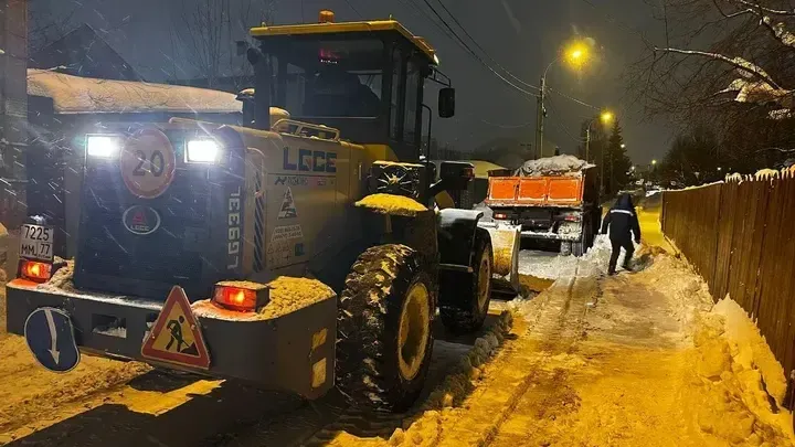 Ночная смена коммунальщиков обеспечила проезд по улицам Домодедова