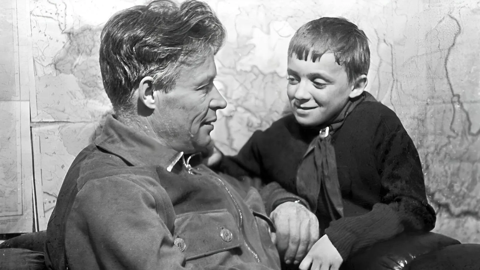 Герой Советского Союза, полярный летчик, участник операции по спасению экспедиции парохода «Челюскин» Василий Молоков с сыном Валерием. Автор: Владислав Микоша