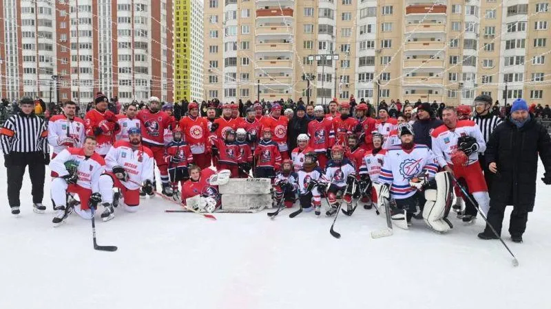 Воробьев поблагодарил легендарных хоккеистов за участие в матче с дворовой командой