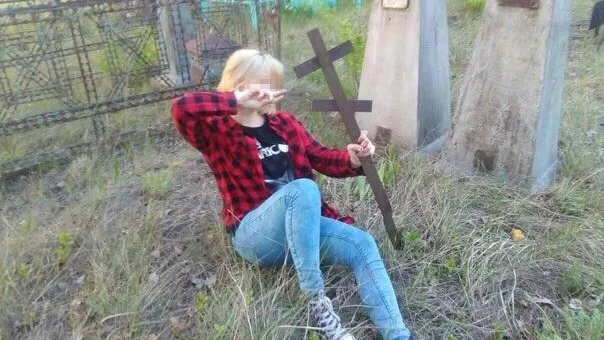 Вандальную фотосессию с крестами устроили подростки на кладбище в Лобне