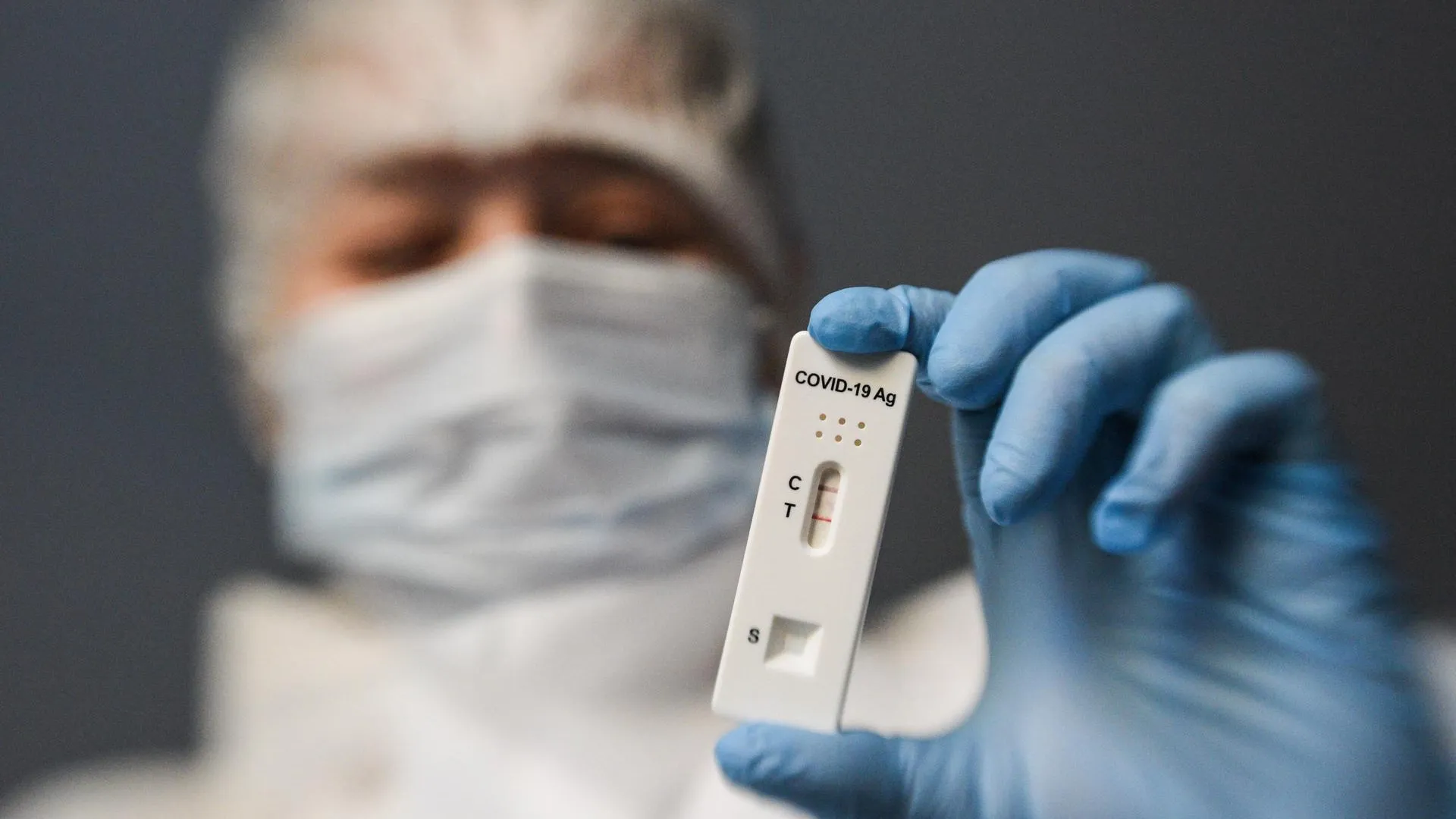 Врач предупредила, что COVID-19 может вызвать воспаление спинного мозга