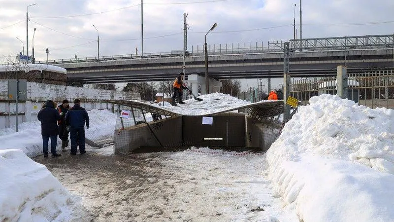 Крыша подземного перехода через ж/д пути просела в Мытищах