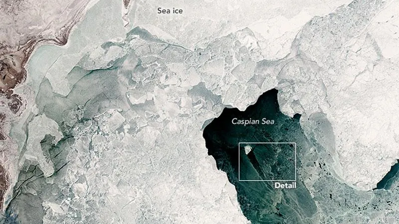 Спутник сфотографировал необычную льдину в Каспийском море