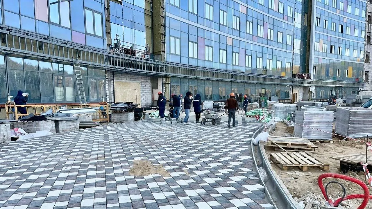 Вокруг детской областной больницы в Красногорске начали благоустраивать территорию