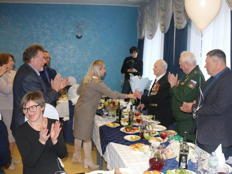 Поздравляют депутаты Совета депутатов Краснознаменска Фото: Администрация Краснознаменска