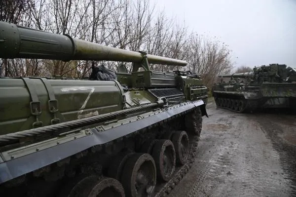 Самоходная артиллерийская установка 2С7 «Пион» калибра 203 миллиметра выдвигается к месту выполнения боевой задачи