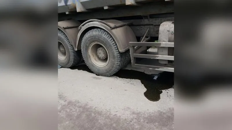 Мусоровозу пробили бак с соляркой под Бронницами