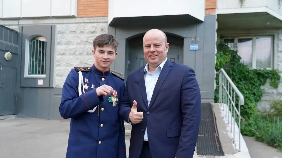 Глава Котельников Сергей Жигалкин вручил ключи от жилплощади сироте Александру