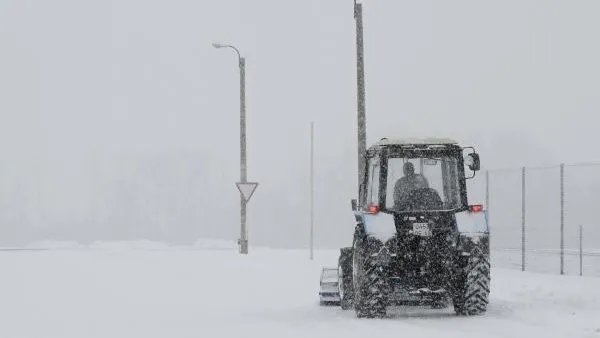 В Подмосковье за сутки очистили от снега около 10 тысяч километров трасс